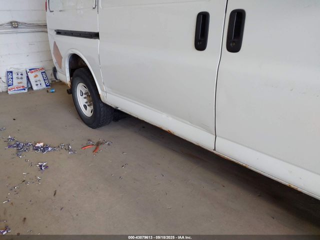 GMC Savana Work Van Image 15