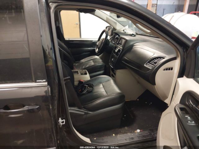 Chrysler Town & Country Touring Image 6