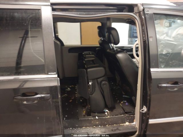 Chrysler Town & Country Touring Image 10