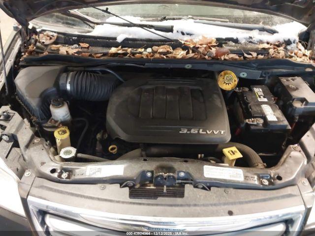 Chrysler Town & Country Touring Image 5