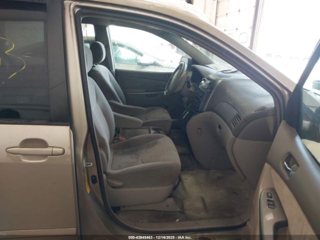 Toyota Sienna Le Image 9