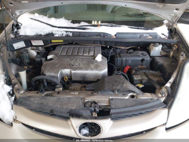 Toyota Sienna Le Image 2