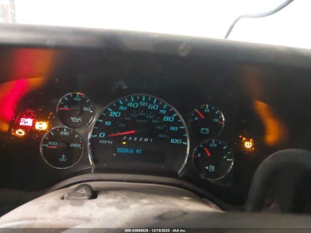 Chevrolet Express Work Van Image 9