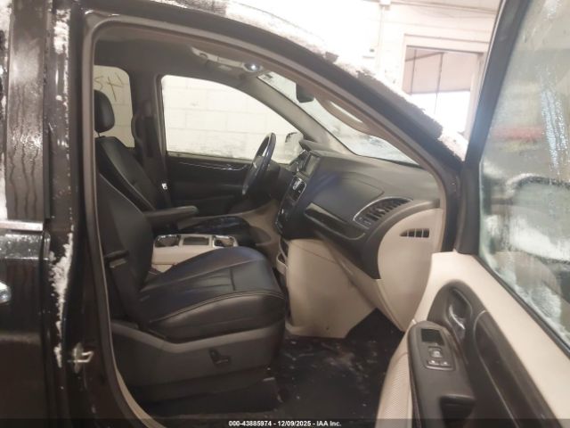 Chrysler Town & Country Touring-l Image 4