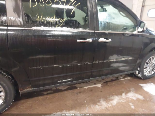 Chrysler Town & Country Touring-l Image 10