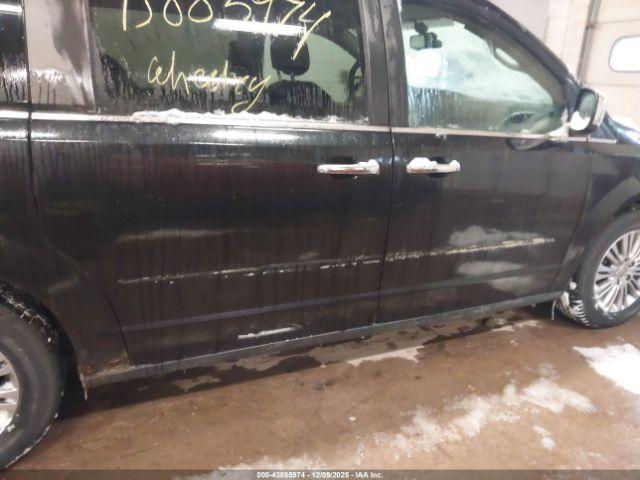 Chrysler Town & Country Touring-l Image 10