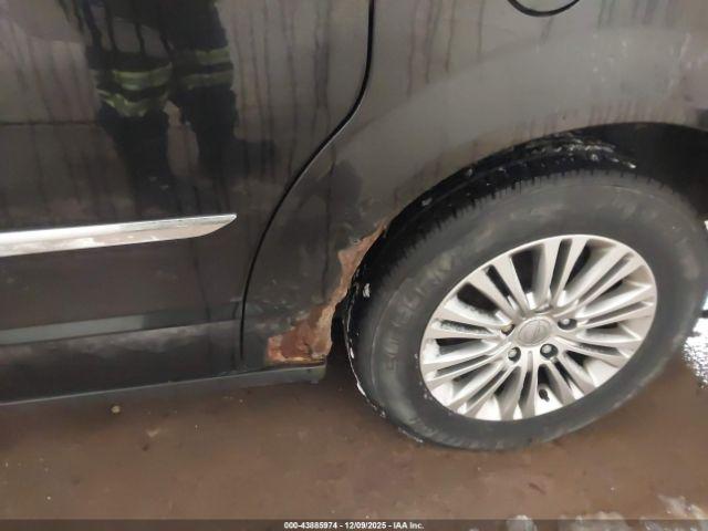 Chrysler Town & Country Touring-l Image 5