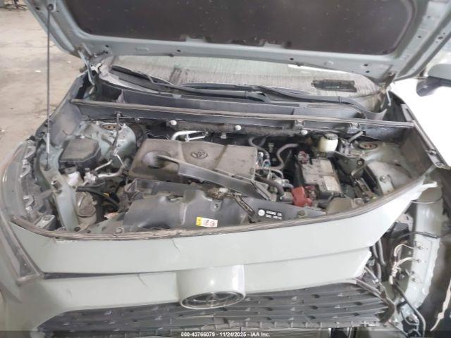 Toyota RAV4 Xle Image 2