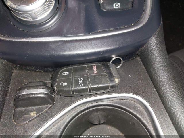 Chrysler 200 Limited Image 3