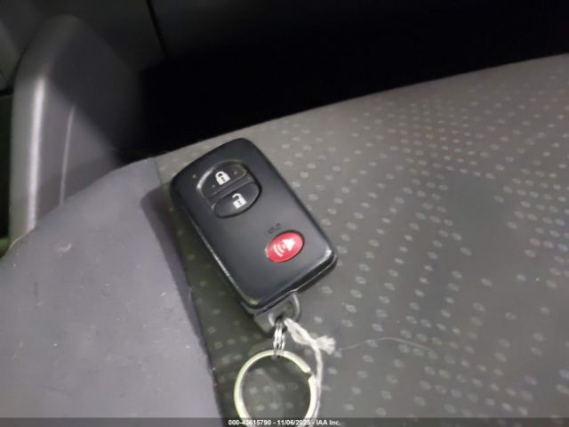 Toyota Prius v Two Image 14