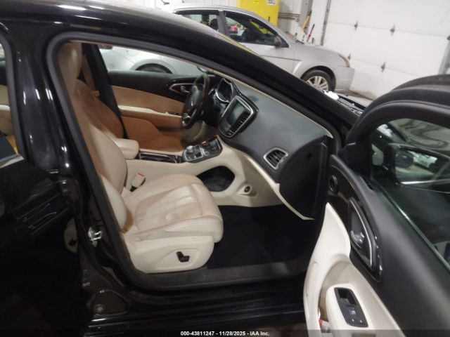 Chrysler 200 C Image 7