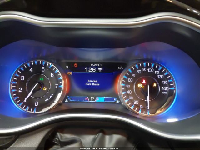 Chrysler 200 C Image 10