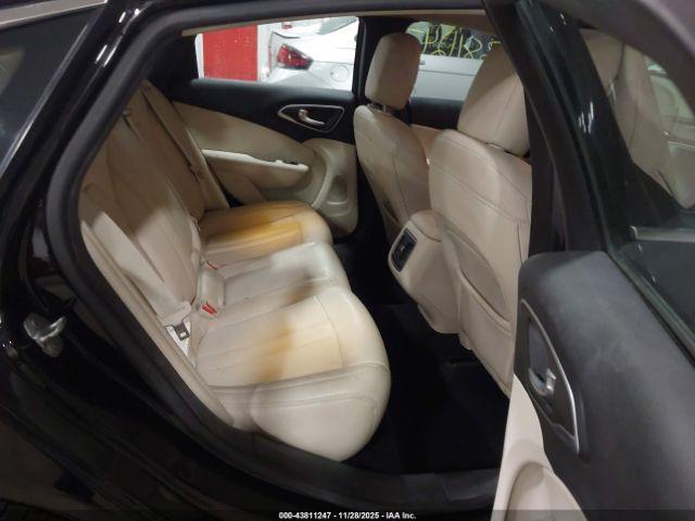 Chrysler 200 C Image 6