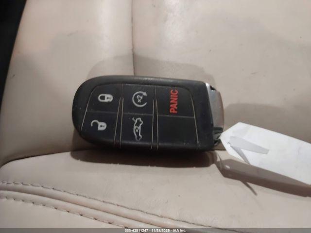 Chrysler 200 C Image 11