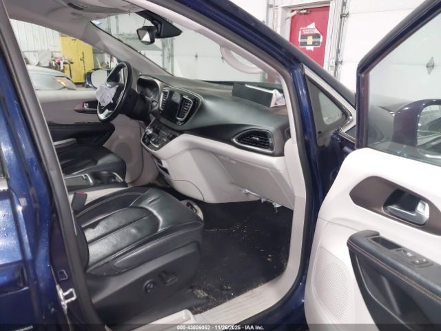 Chrysler Pacifica Touring-l Plus Image 8