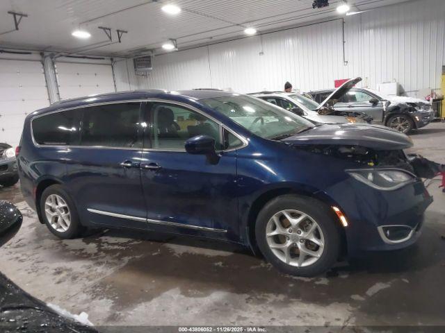 Chrysler Pacifica Touring-l Plus Image 6